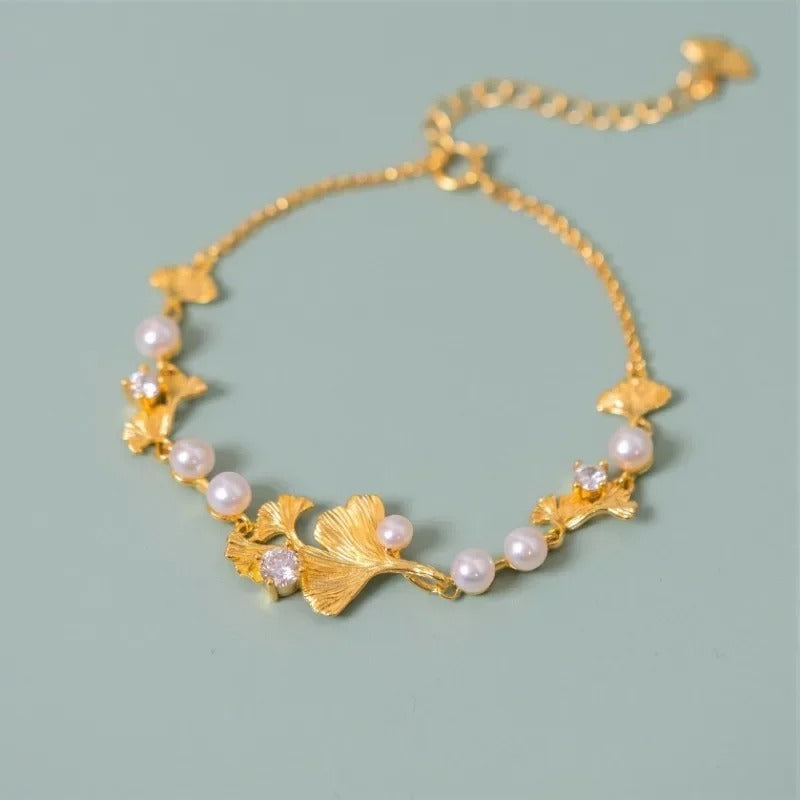 Klassieke armband met ginkgoblaadjes en madeliefjes in goud