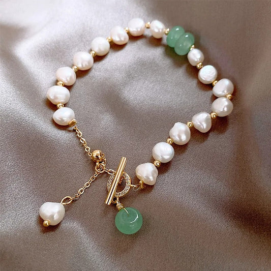 Retro armband met madeliefjes en groene edelstenen | Goud