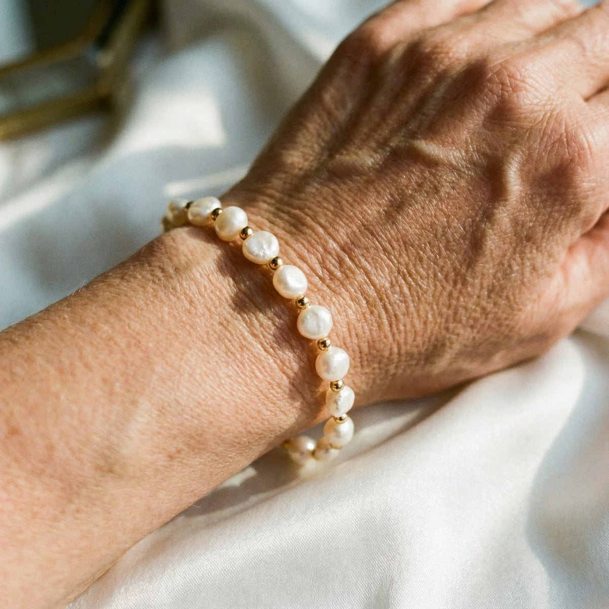 Witte retro armband met parels en accenten | Goud