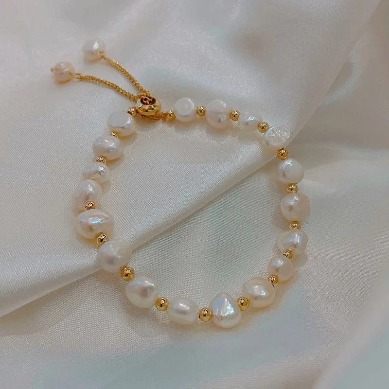 Witte retro armband met parels en accenten | Goud