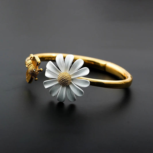Retro armband met madelief en bij | Goud