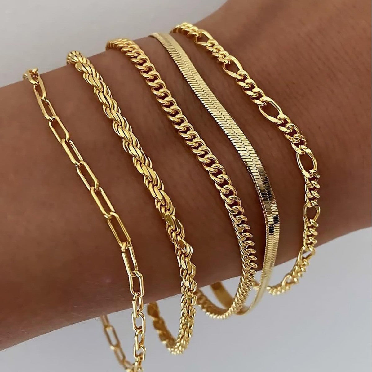Vijfdelige armbandenset in goud