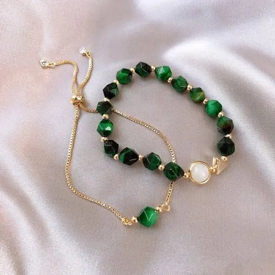 Elegante groene armbanden in goud