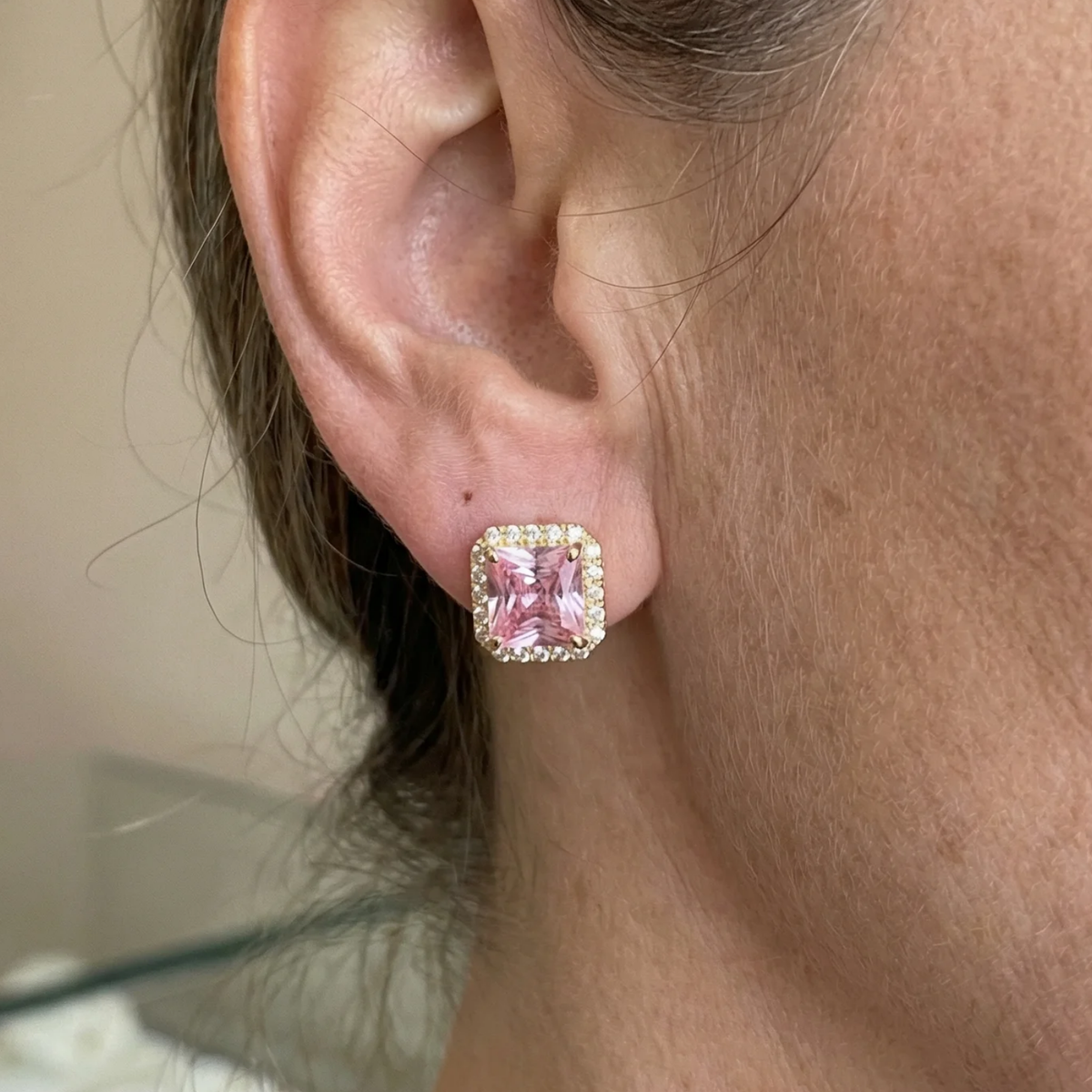 Roze saffier pavé-oorknopjes in goud