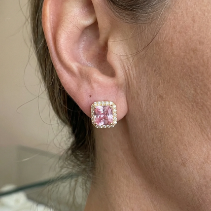 Roze saffier pavé-oorknopjes in goud