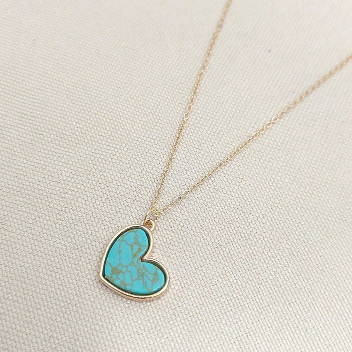 Turquoise hartjesketting in goud