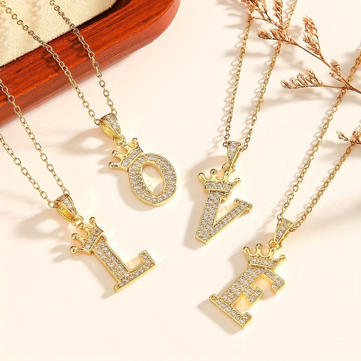 Initialenketting met kroon in goud