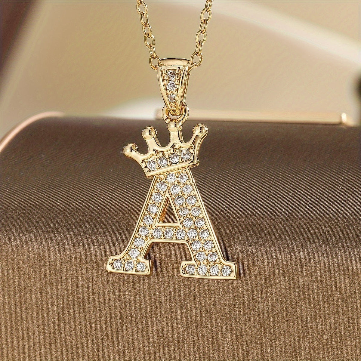Initialenketting met kroon in goud