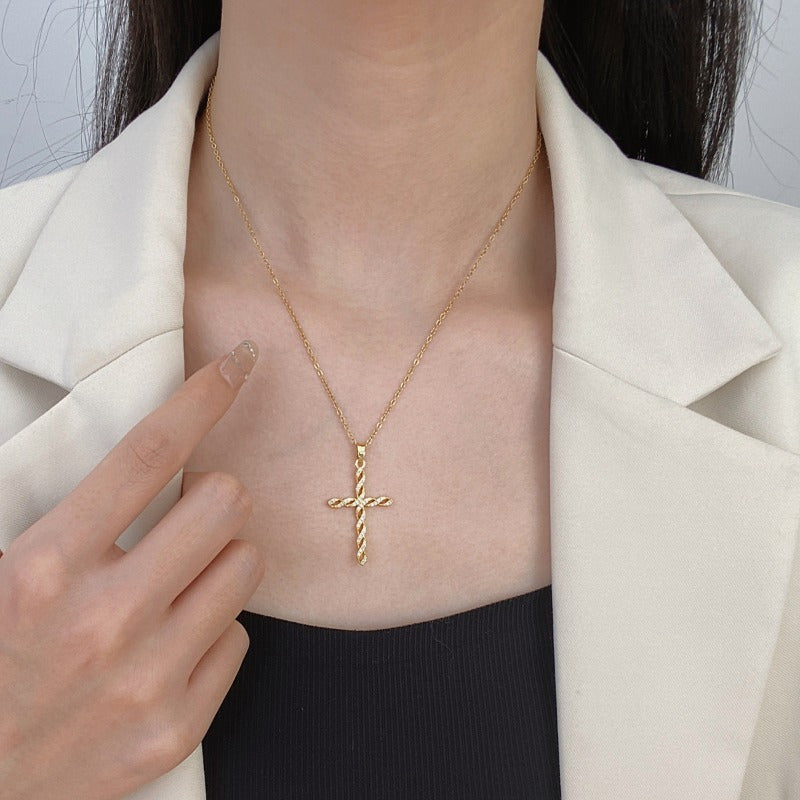 Gekruiste gedraaide kristallen ketting in goud