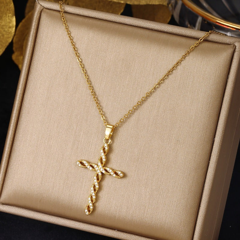 Gekruiste gedraaide kristallen ketting in goud