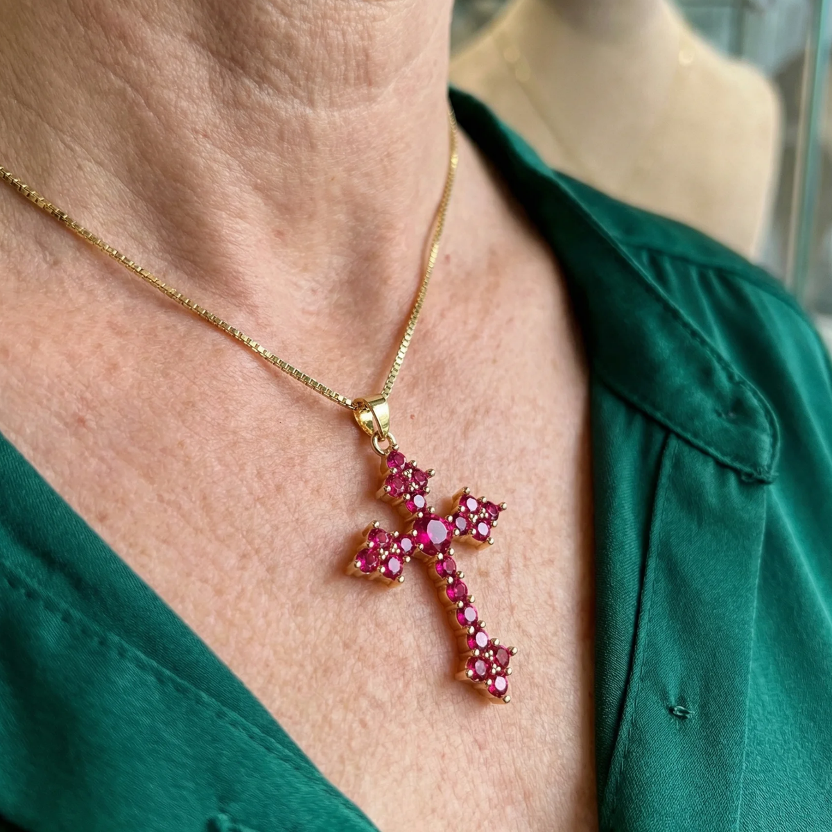 Roze kruisketting met cluster in goud