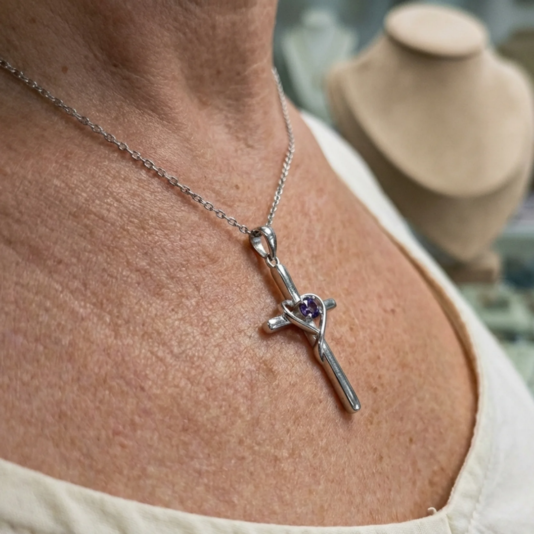 Ketting met amethist kruis in wit goud