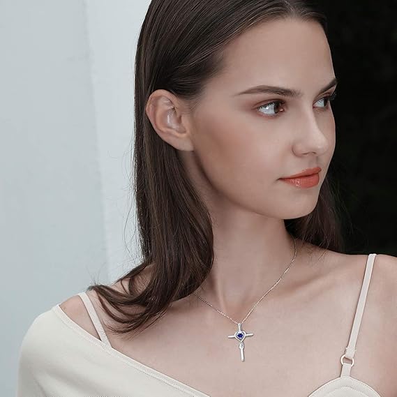 Kruisketting met saffieren hartsteen in wit goud