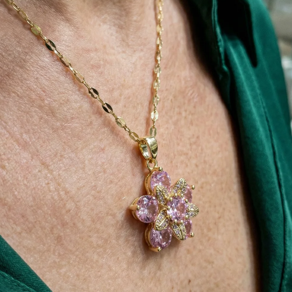 Roze bloemenketting Amorea in goud