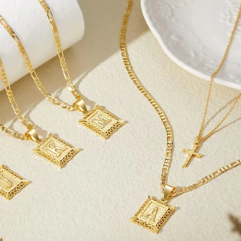 Gekruiste initialenketting in goud