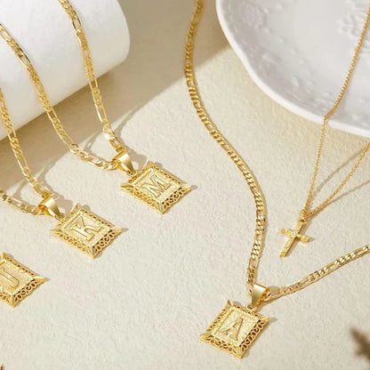 Gekruiste initialenketting in goud