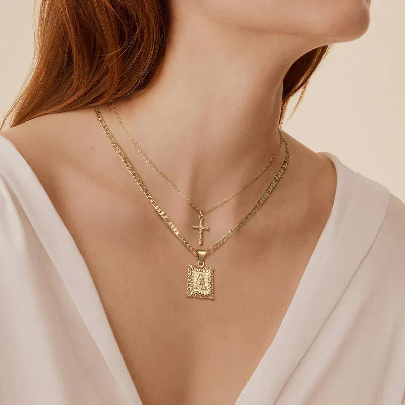 Gekruiste initialenketting in goud
