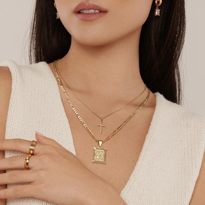 Gekruiste initialenketting in goud