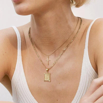 Gekruiste initialenketting in goud