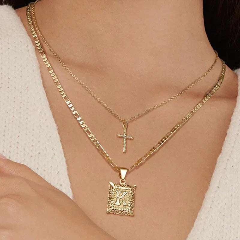 Gekruiste initialenketting in goud