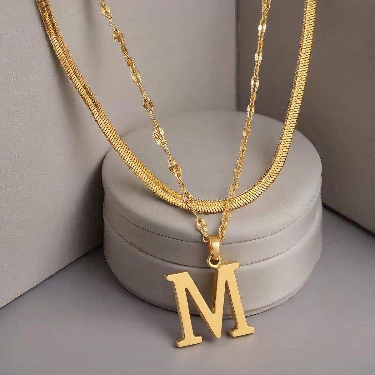 Gelaagde initialenketting in goud