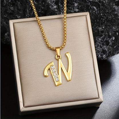 Initialenketting met kristallen accent in goud