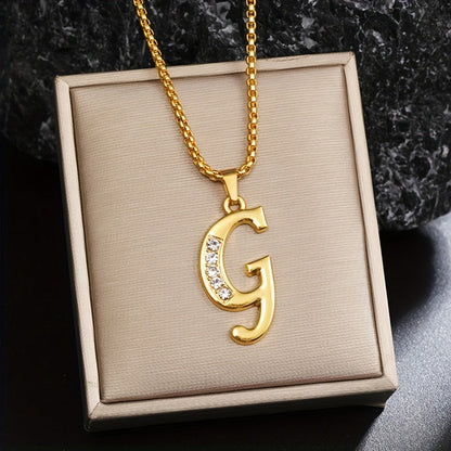 Initialenketting met kristallen accent in goud