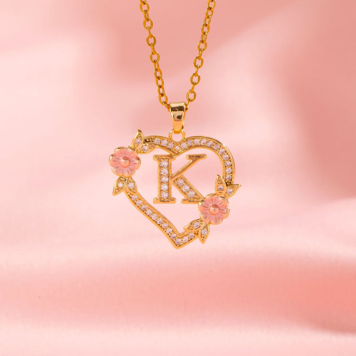 Initialenketting met bloemenbedel in goud
