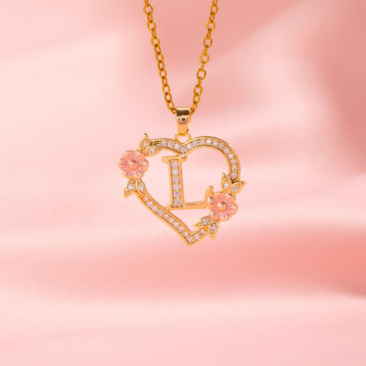 Initialenketting met bloemenbedel in goud