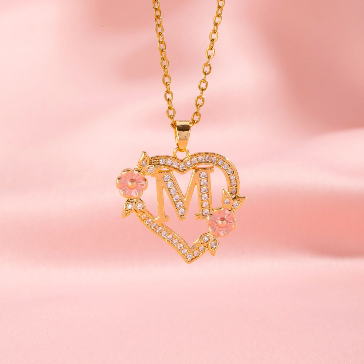 Initialenketting met bloemenbedel in goud