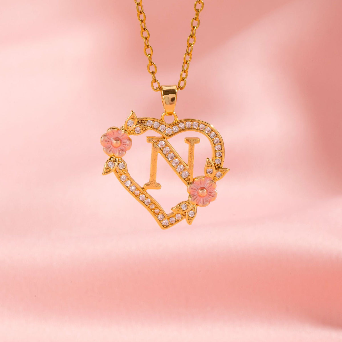 Initialenketting met bloemenbedel in goud