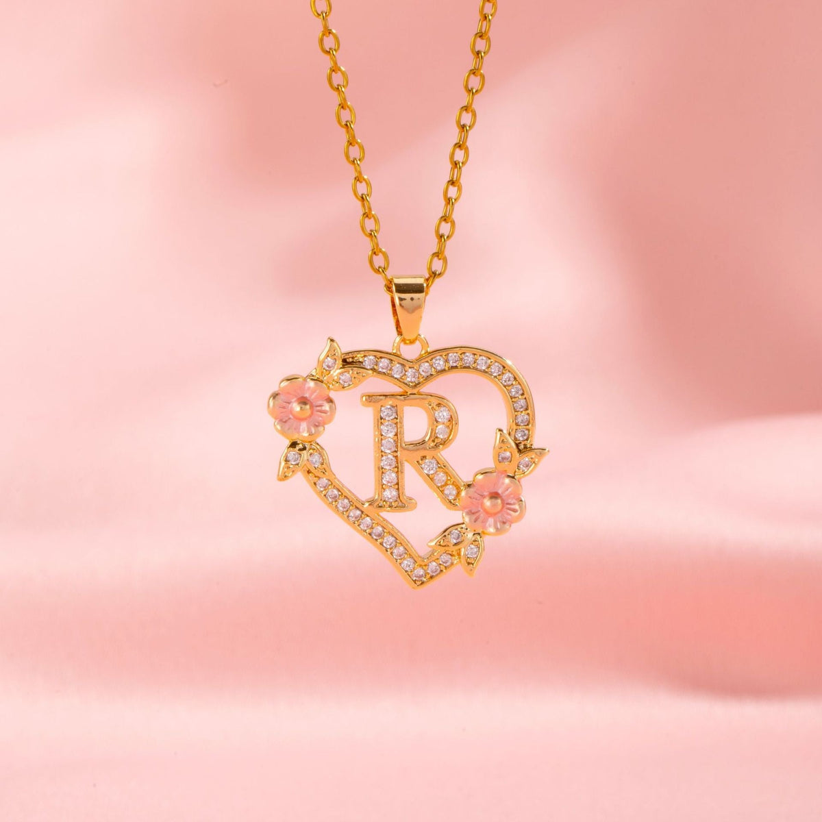 Initialenketting met bloemenbedel in goud