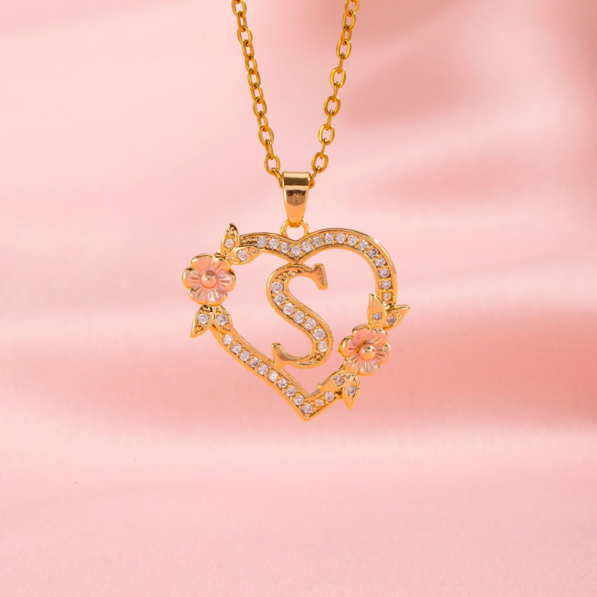 Initialenketting met bloemenbedel in goud