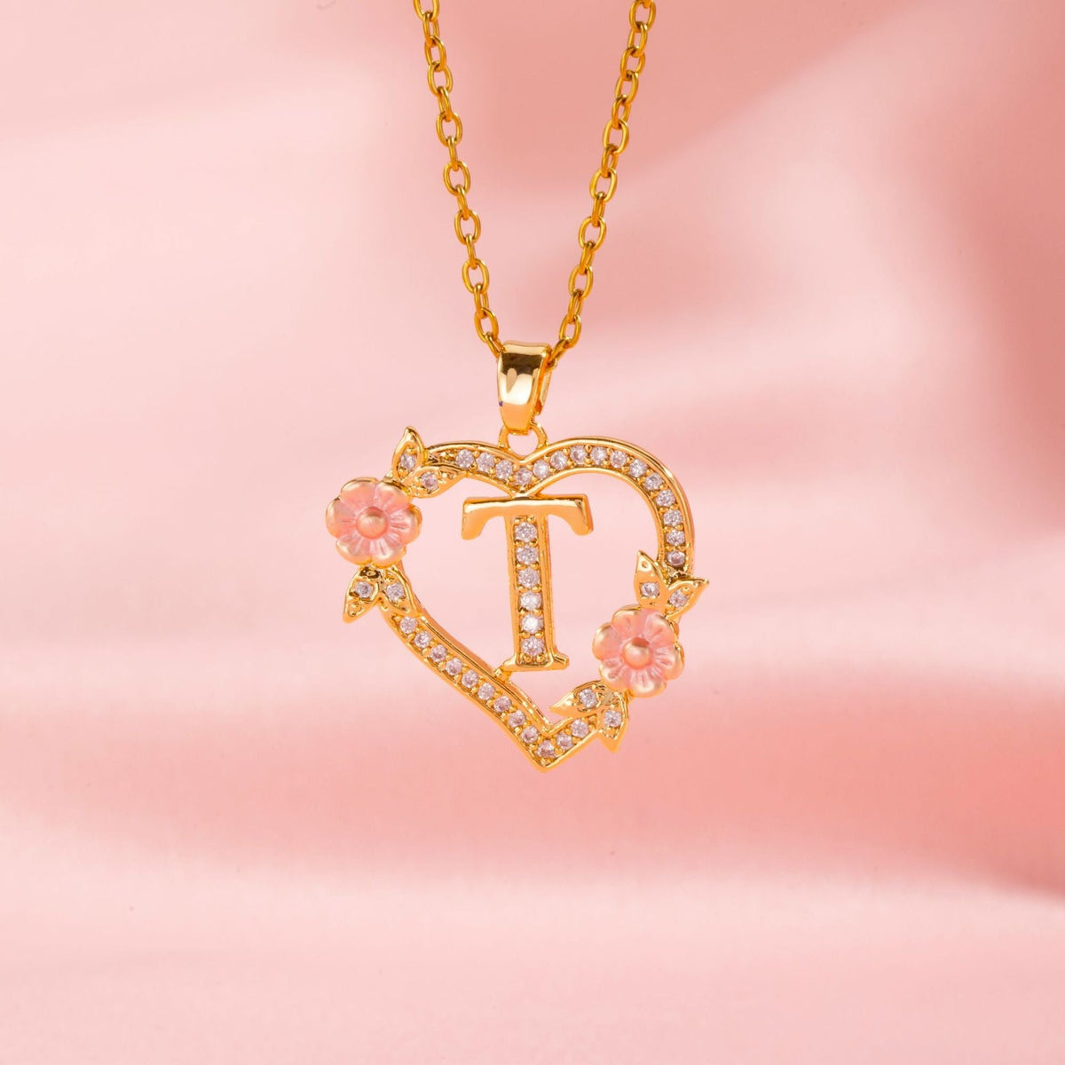 Initialenketting met bloemenbedel in goud