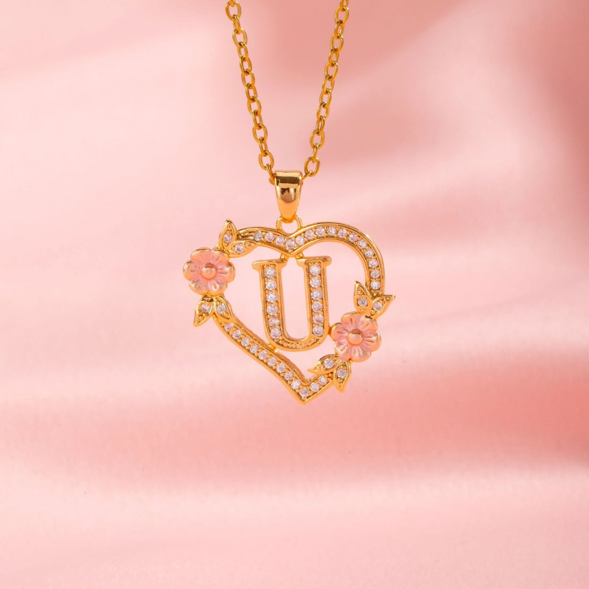 Initialenketting met bloemenbedel in goud