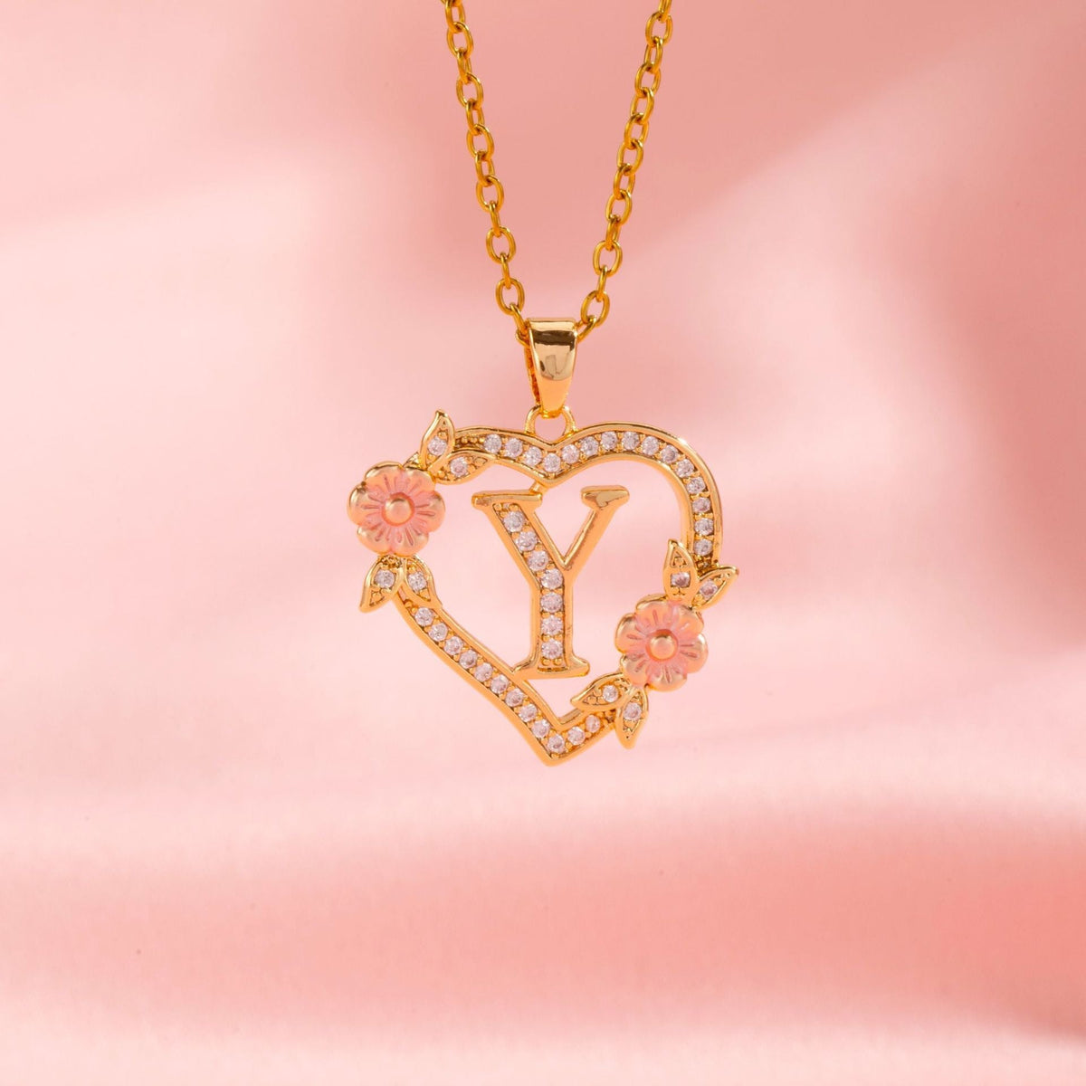Initialenketting met bloemenbedel in goud