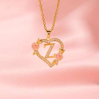 Initialenketting met bloemenbedel in goud