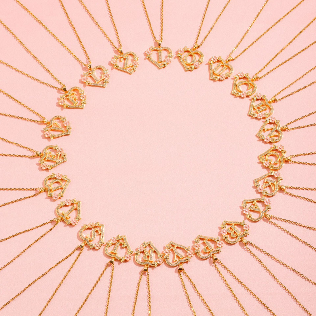 Initialenketting met bloemenbedel in goud