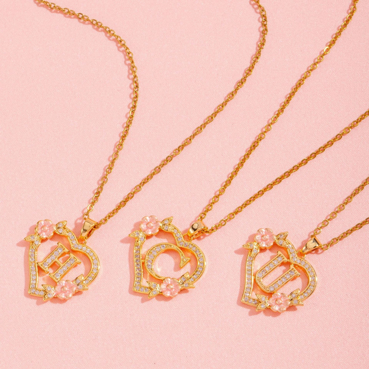 Initialenketting met bloemenbedel in goud