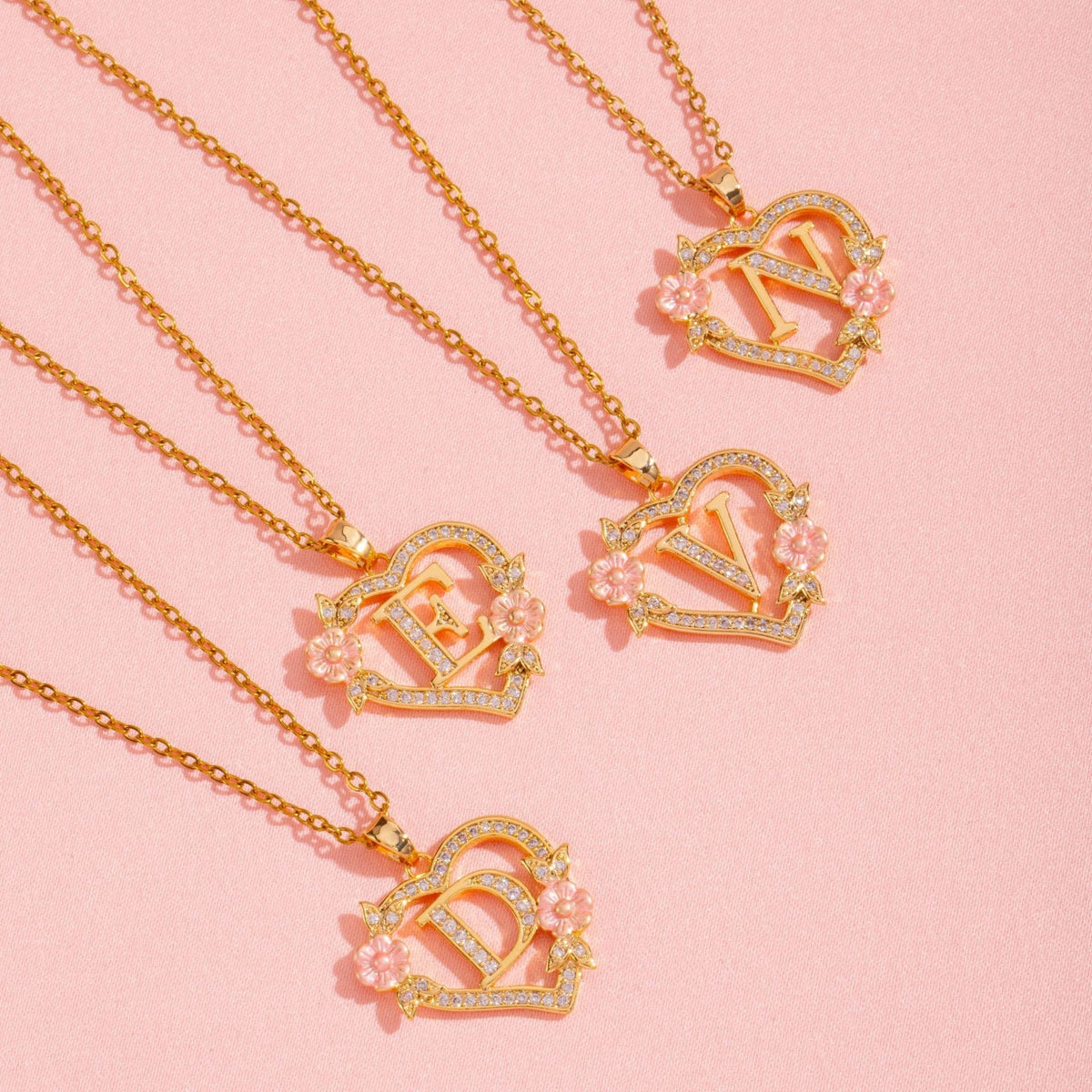 Initialenketting met bloemenbedel in goud