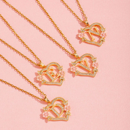 Initialenketting met bloemenbedel in goud