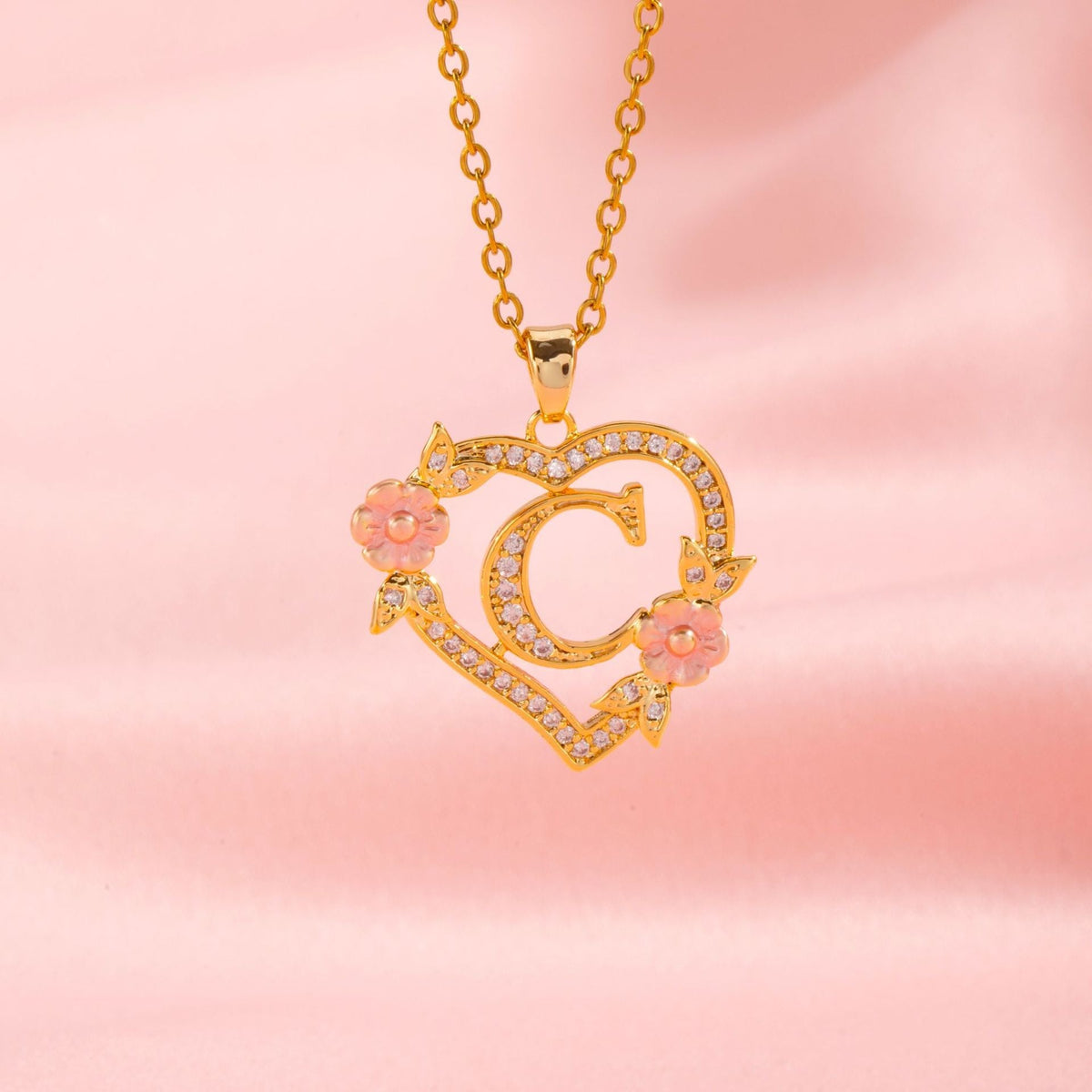 Initialenketting met bloemenbedel in goud