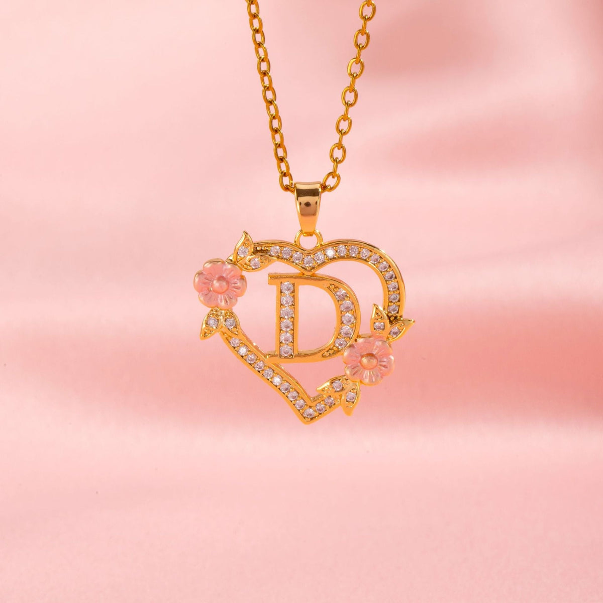 Initialenketting met bloemenbedel in goud
