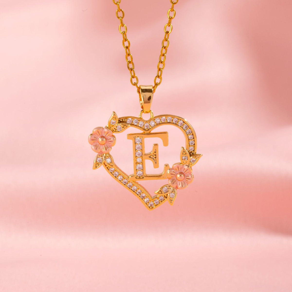 Initialenketting met bloemenbedel in goud