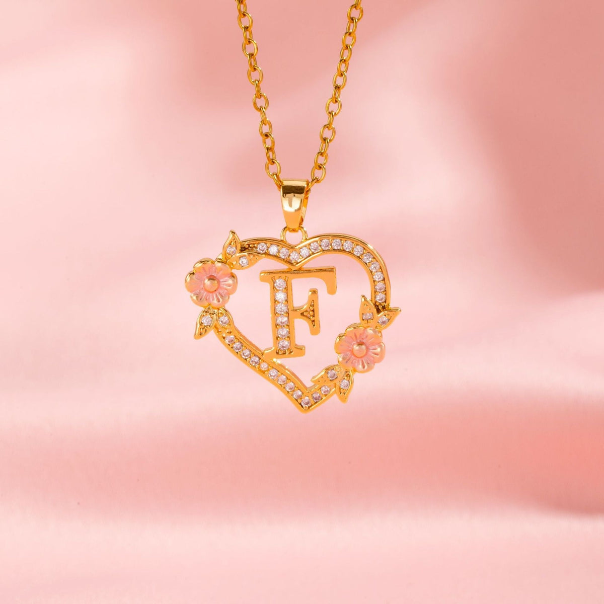 Initialenketting met bloemenbedel in goud