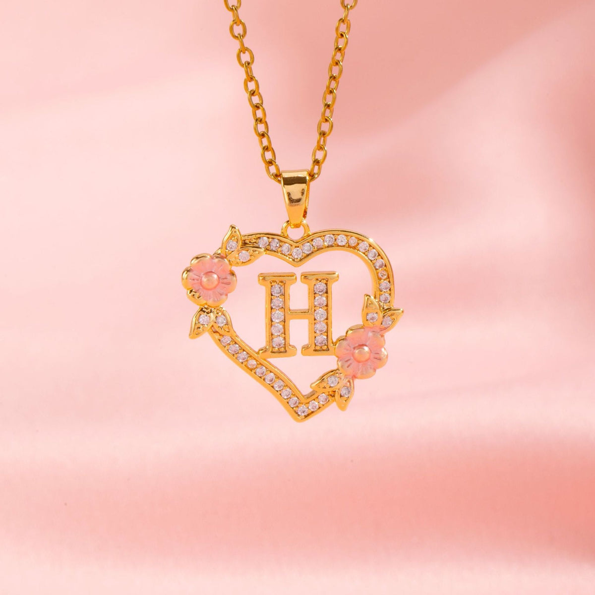 Initialenketting met bloemenbedel in goud