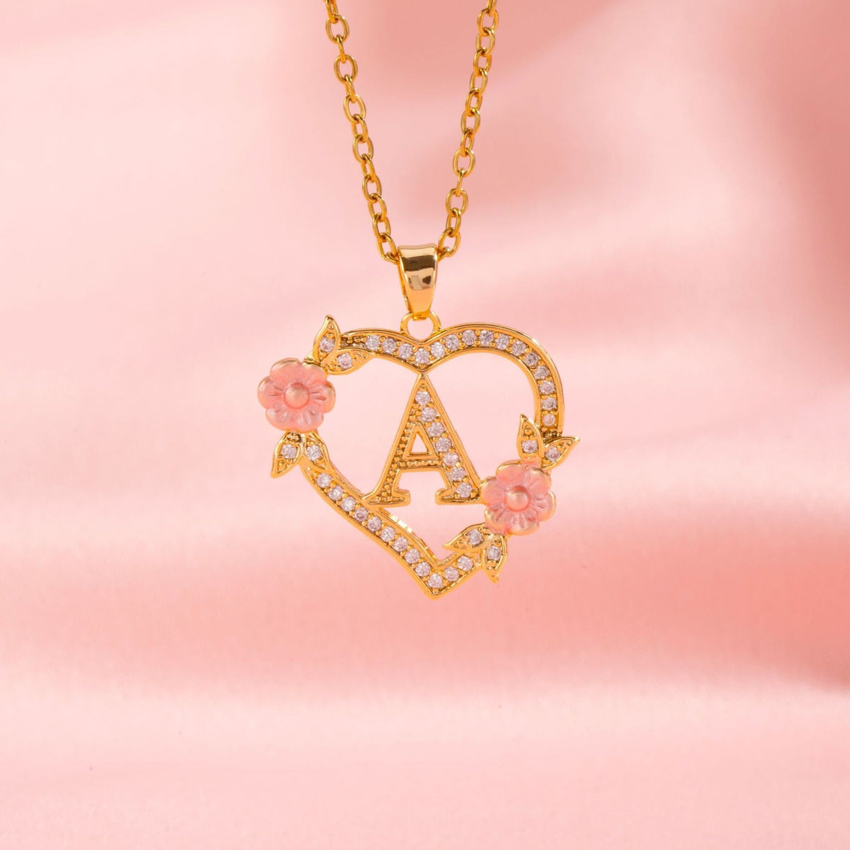 Initialenketting met bloemenbedel in goud