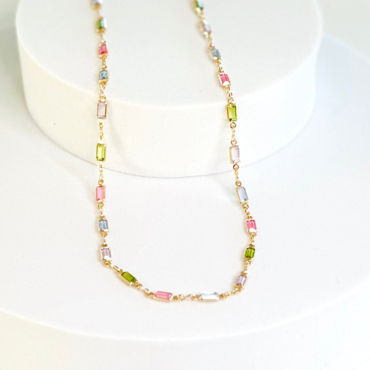 Ketting Isabelle met glinsterende gekleurde steen in goud