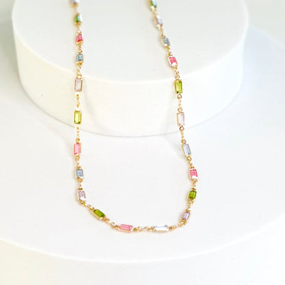 Ketting Isabelle met glinsterende gekleurde steen in goud