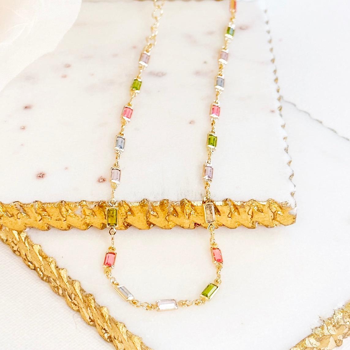 Ketting Isabelle met glinsterende gekleurde steen in goud